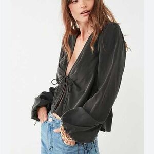 UO tie front ballon sleeve top EUC